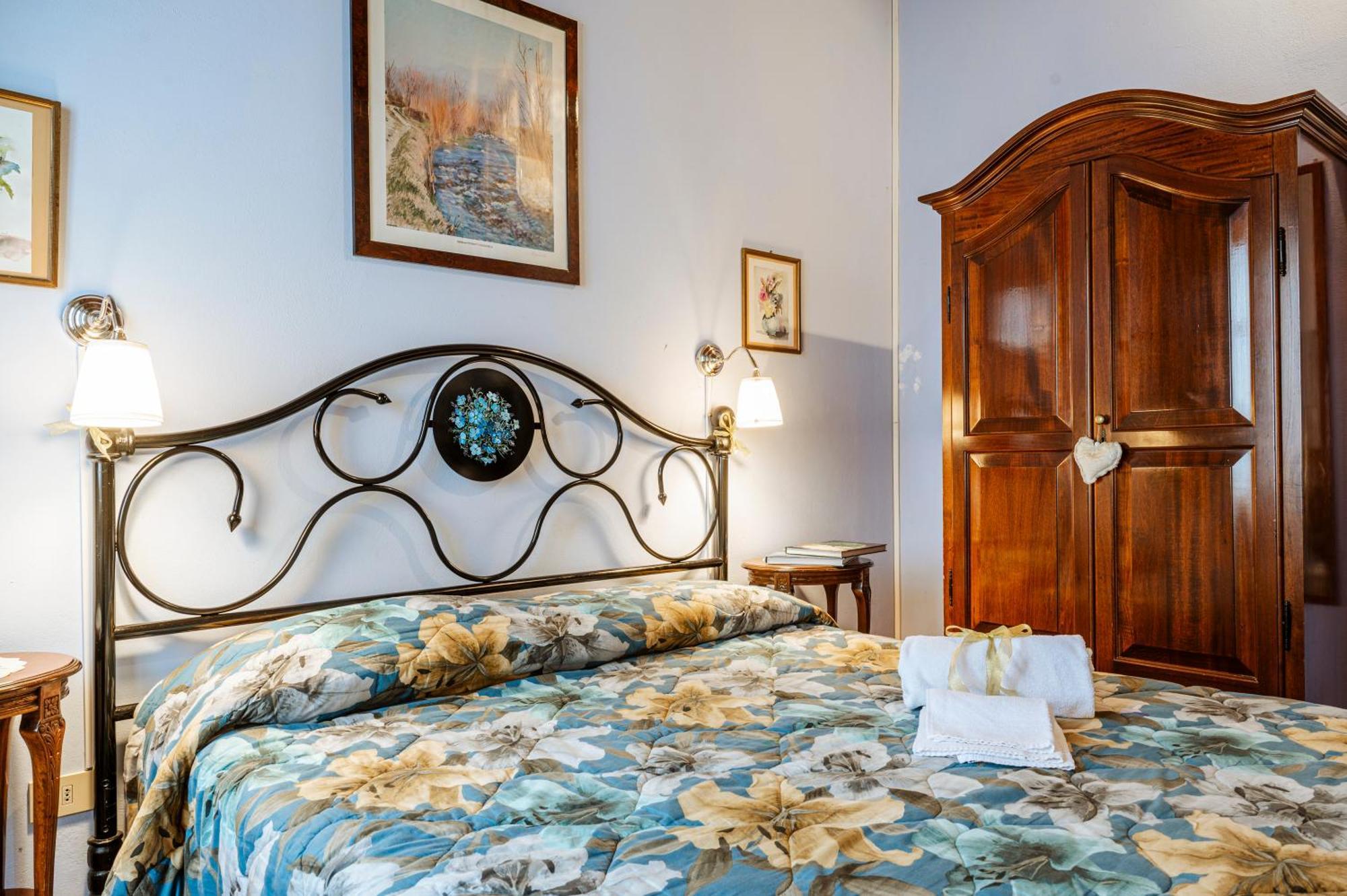 Bed and Breakfast Antica Casa Dei Rassicurati Монтекарло Екстер'єр фото